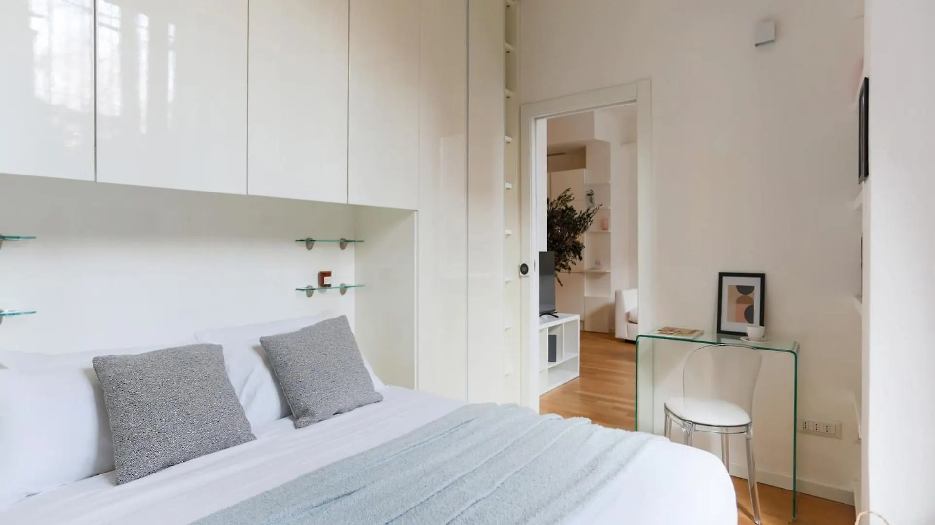 The Best Rent - One-Bedroom Apartment Near Crocetta Милан